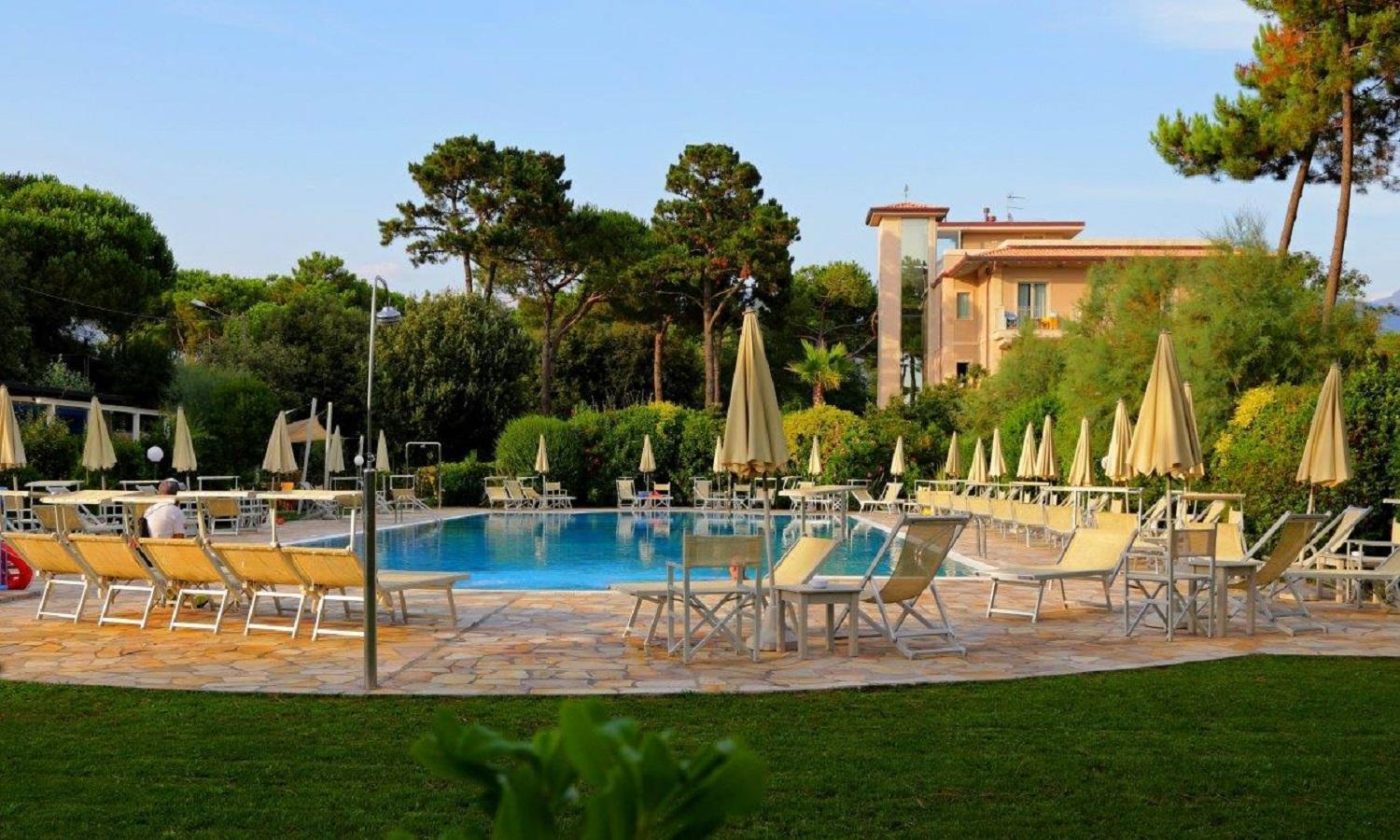 Hotel Villa Elsa Marina di Massa Exterior photo